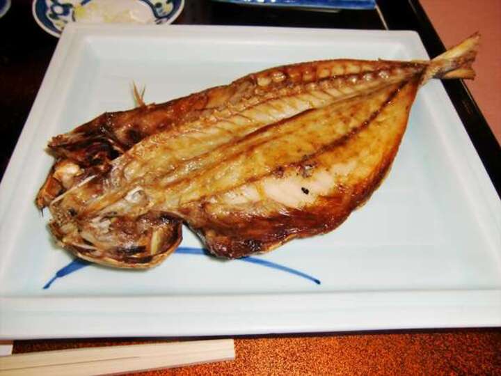 朝食の干物・脂ののった特大の鯵の開きは、地元で手作りで作られた逸品です。
