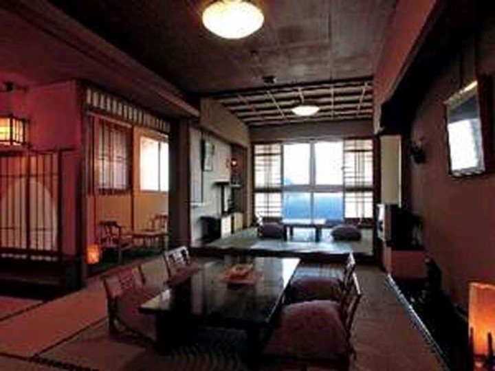 ＜広めの純和室＞　懐かしい落ち着いた雰囲気の和室　（海側）
