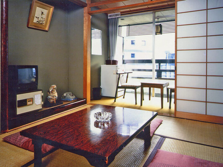和室9畳(9 tatami mat size  with toilet and bath).