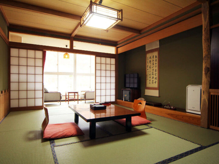 渓流を望む和室10畳（バス・トイレ付）.