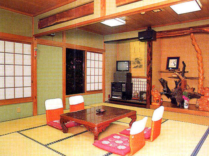 東丹沢の山々が見える寛ぎの和室（10畳/トイレ付）.