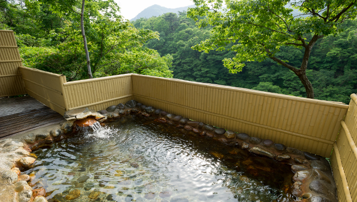 露天風呂「絶景の湯」・・鬼怒川渓谷に突出した自然石の絶景露天風呂です。