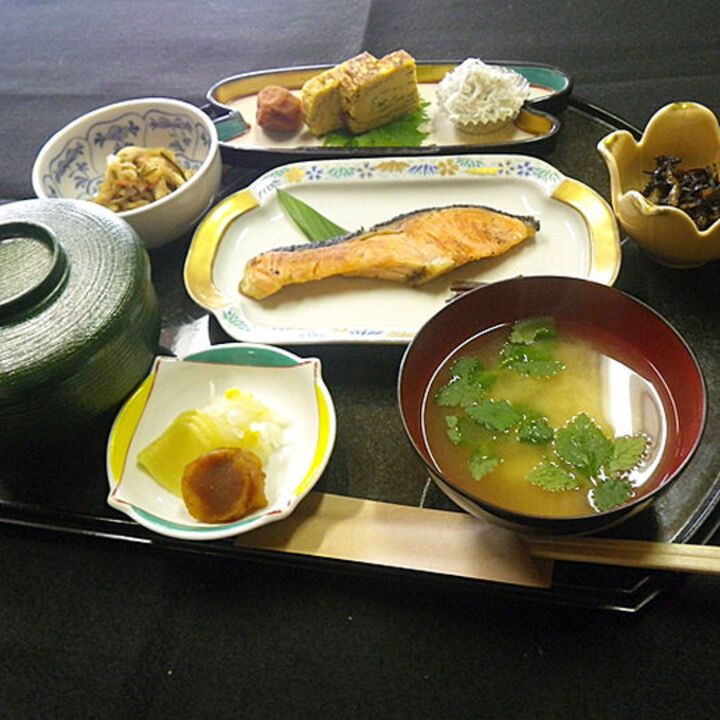 朝は体にやさしい和定食を（朝食）