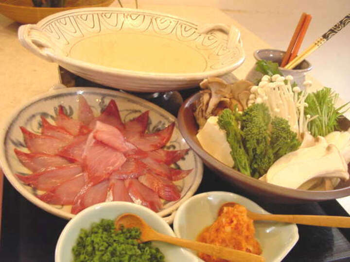 ３月末までは『鰤しゃぶ』たっぷりと脂の乗ったブリは、軽くお湯にくぐらせてしゃぶしゃぶで！