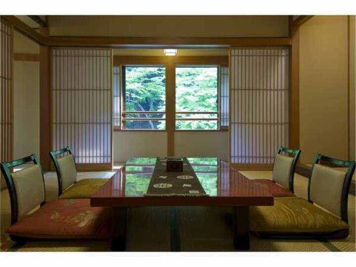 女性に大人気！四万川を望む純和風、角部屋10畳客室.