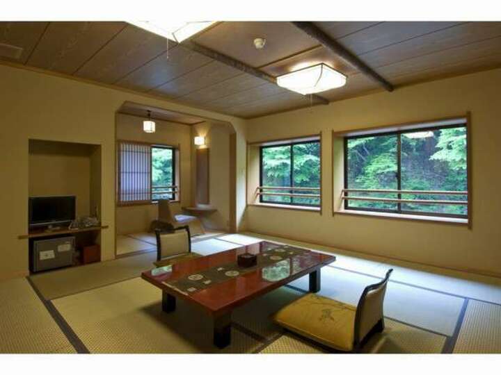 四万川を正面に臨む大迫力。源泉かけ流し露天付き客室.