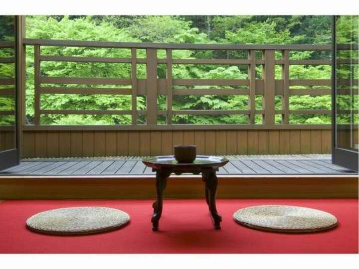 【２Ｆ】四万川を望む和風８畳＋展望テラス付き客室.