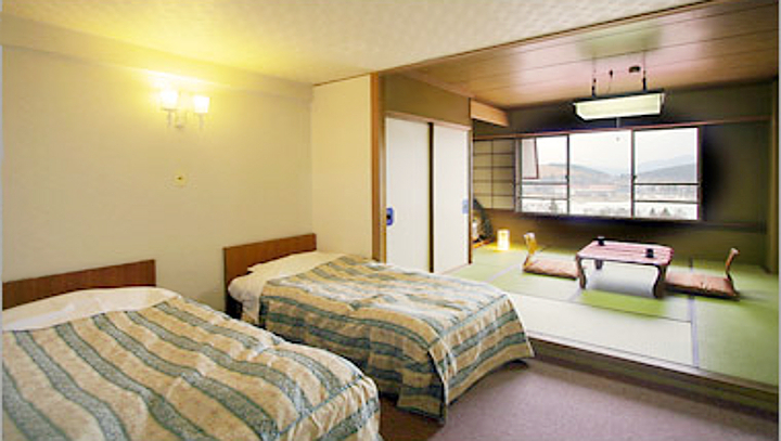 お部屋は和洋室と和室があります。画像は人気の白樺湖側客室