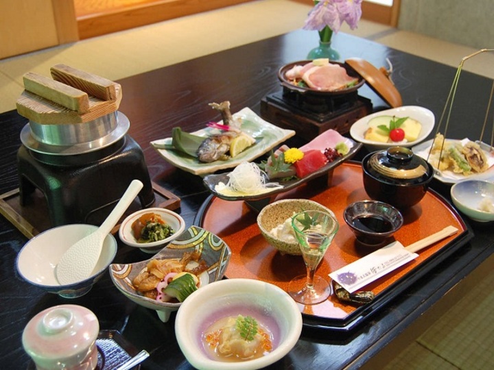 【夕食一例】山江村特産の栗や風味豊かな山菜など、旬の食材をふんだんに使った料理