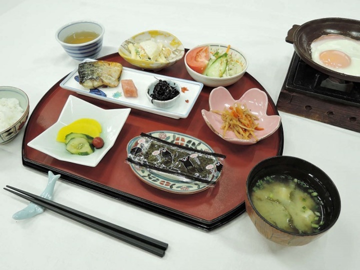 【朝食一例】ご飯や味噌汁、卵料理など温かい和朝食をご用意致します