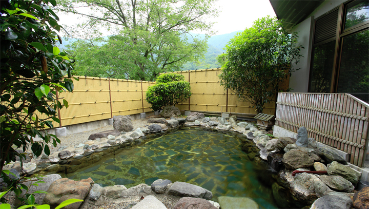 リニューアルした庭園風の展望露天風呂/源泉掛け流しをお楽しみください。