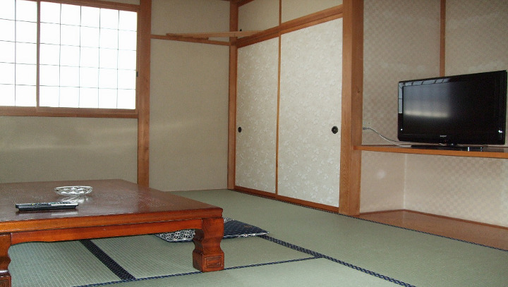 和室一例。客室６室の小さな宿です。お気軽にお泊りいただけます。