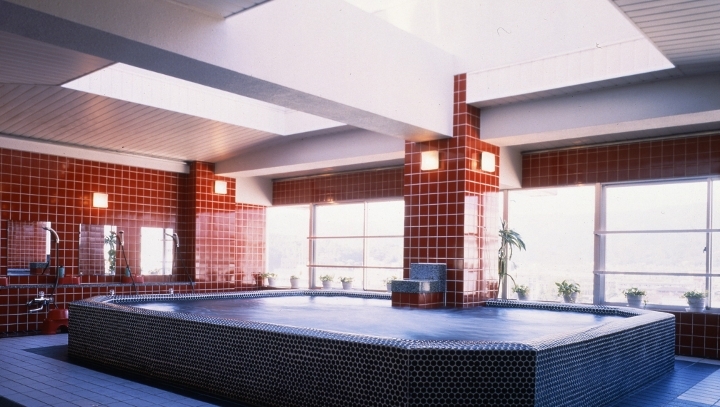 サンルーフ式大浴場