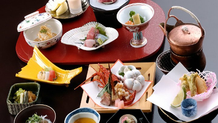玉樹オリジナルの和菓子、旬の彩り美しいお料理を心ゆくまでご賞味ください。
