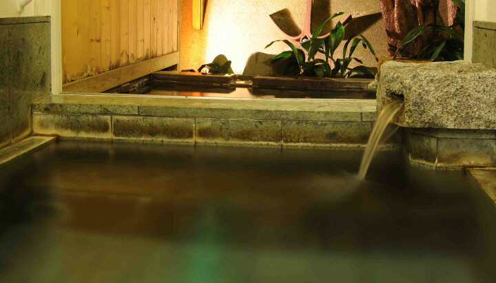24時間貸切可能な天然温泉の露天風呂