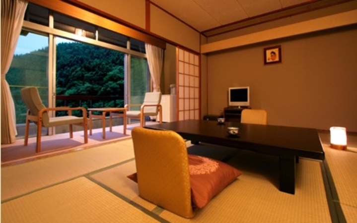 【本館和室１０畳】渓流のせせらぎと山並み眺望♪広縁+トイレ付