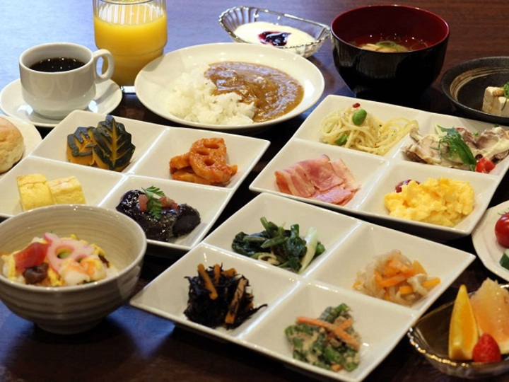 【バイキング朝食】朝食にも京都らしさを。おばんざいやちらし寿司の他、カレーや洋食メニューもご用意。