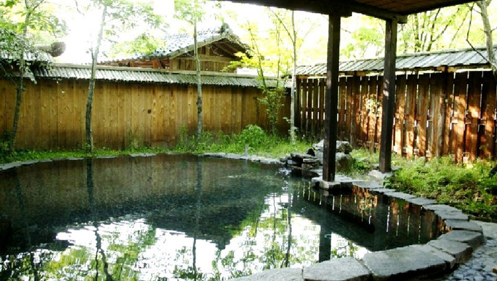 湯本屋は源泉かけ流しの無色・透明のきれいな温泉です。