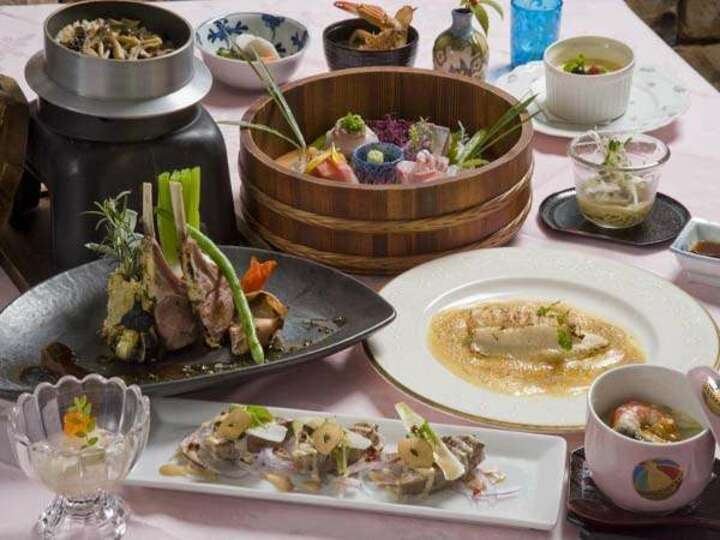 通常ディナー。前菜から始まりお造り、魚料理、肉料理、釜飯、デザートのコース料理♪
