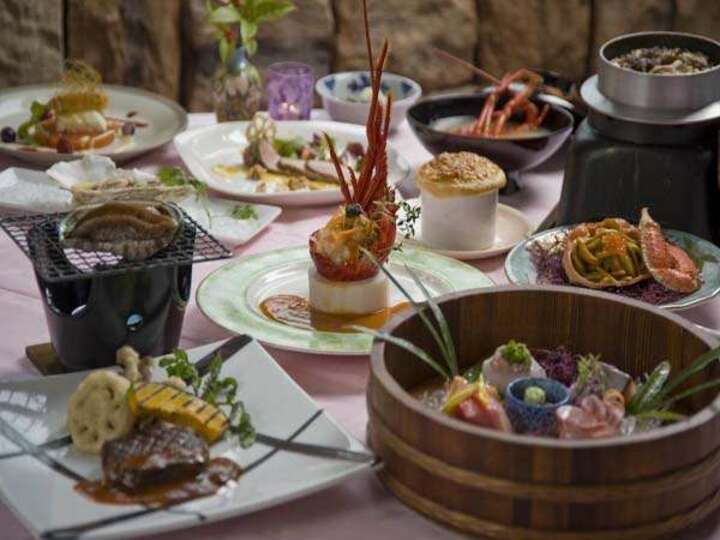 特選ディナー。通常ディナーに伊勢海老・アワビ料理が加わります♪