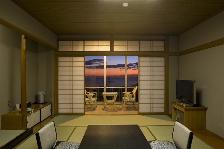 三河湾の眺望と輝く夜景が広がる 「通常客室 和室8〜12畳」.