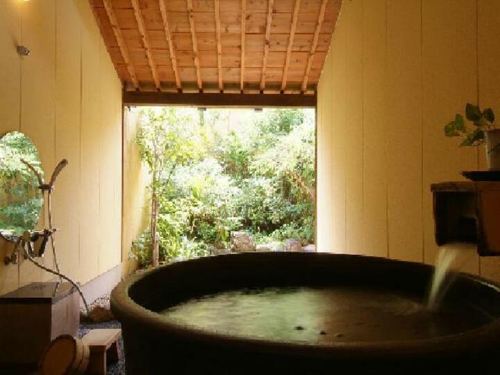 陶器露天風呂「風雅の湯」  