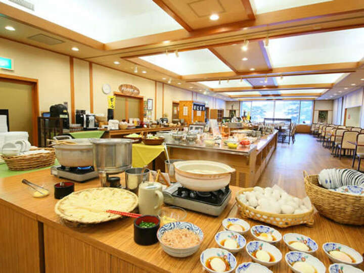 朝食バイキング①地場食材を使った自然派のバイキングを提供しております。