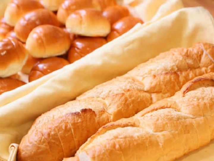 朝食バイキング②フランスパンにバターロール。ご好評のりんごジャムもあります♪