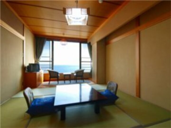 海に浮かぶ伊豆大島が眺められる客室