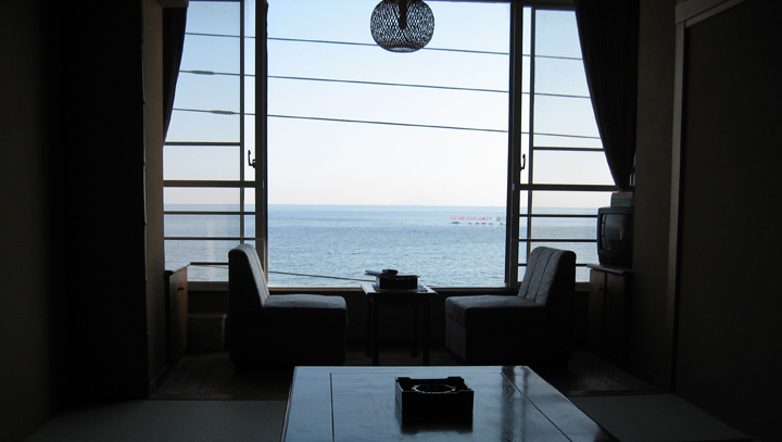 紫雲閣ホテルオグラは海の目の前で水平線から出る日の出や海に浮かぶ伊豆大島が自慢
