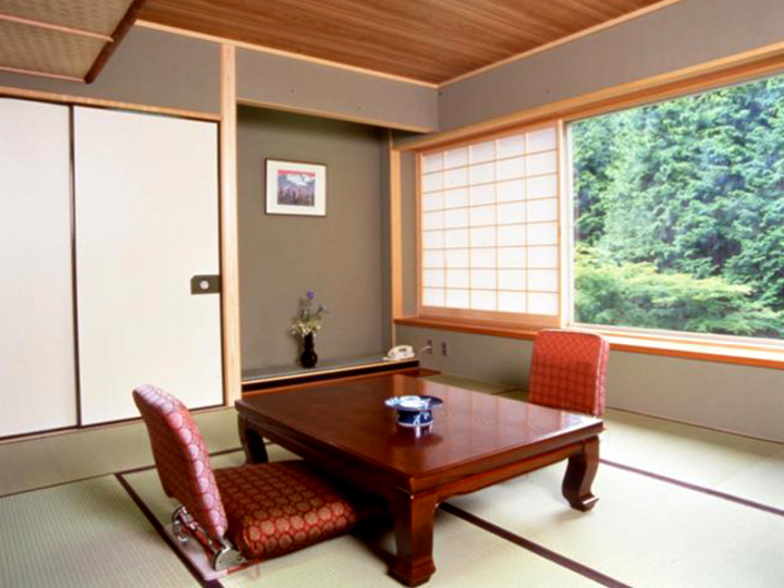 【和室・山側/１０畳１間・28平米】