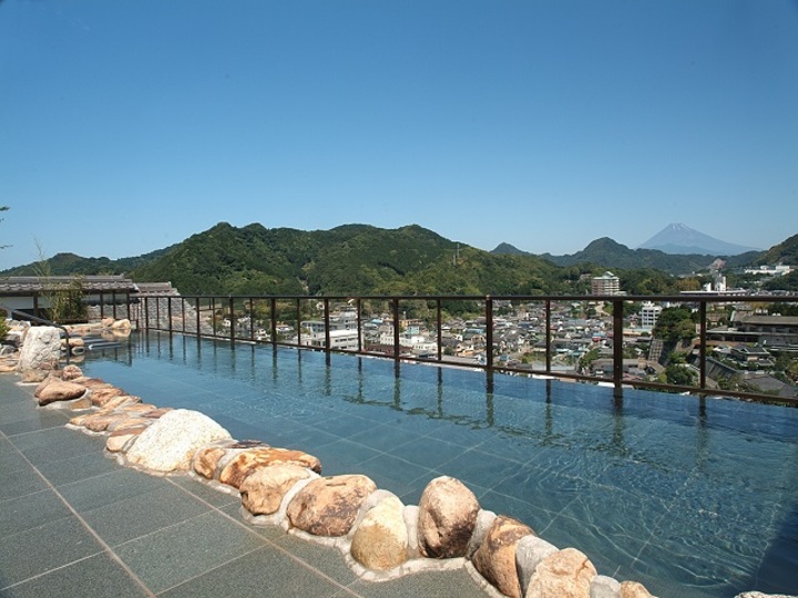 【殿方】全長15メートルの大スケール。富士を一望の天空露天風呂