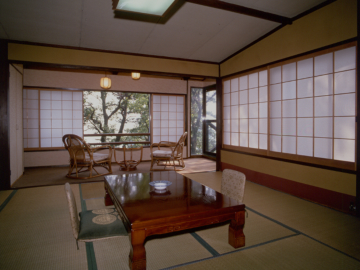 海を眺める本館和室