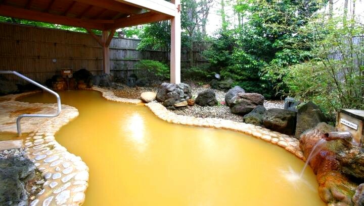露天風呂は自家源泉で、含鉄の為、赤茶けた色をしています。