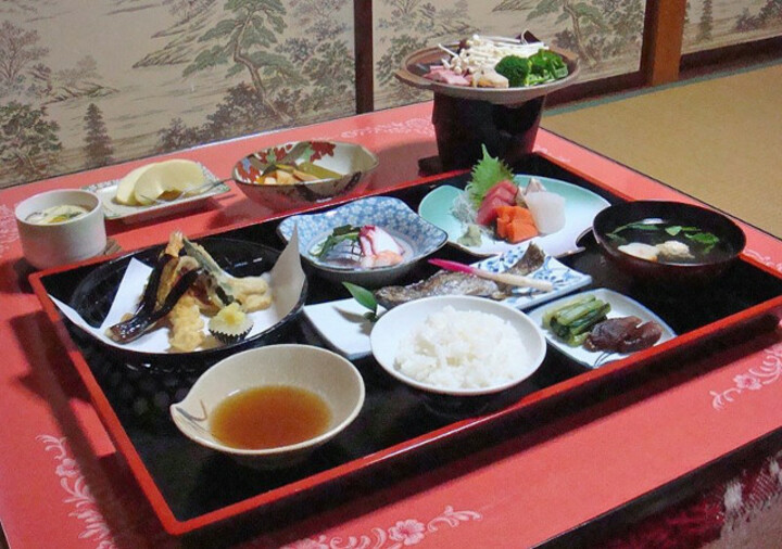 夕食一例（素材にこだわった料理の数々です。）
