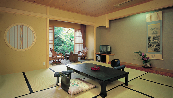 四季風情豊かな日本庭園につつまれた、純数寄屋造りの落ち着きと安らぎの宿です。