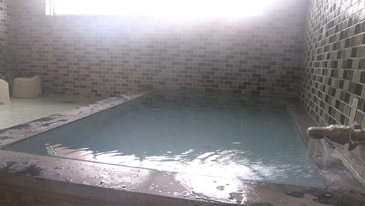 日本一のアルカリ度数を誇る「八方温泉」を内湯で引いております。別名「美人の湯」
