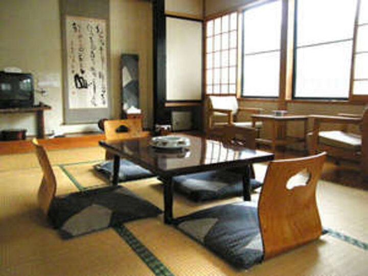 山間の風景が一望できる純和風2階のお部屋（和室8畳～10畳/トイレ付）