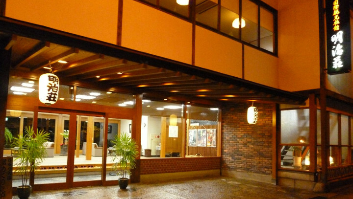 鳥取県三朝温泉に創業した全15室の小さな旅館です。