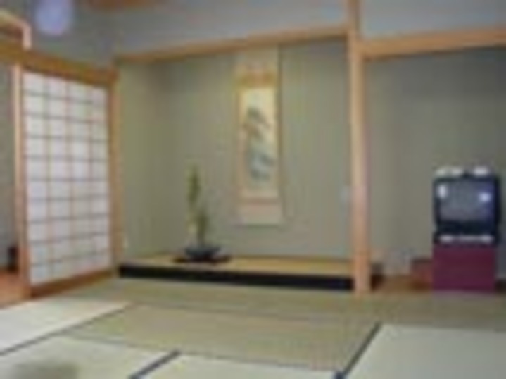 和室8畳（バストイレ付）