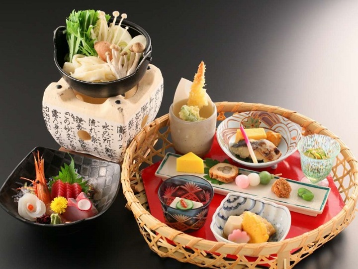 花かご膳　秩父名物・おっきり込みうどん鍋。切るときの掛け声でおっきる！と昔は言っていたそうです。