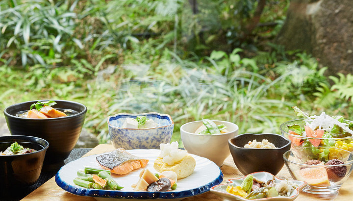 京都の食材をふんだんに使った、和食・洋食メニューをビュッフェスタイルで。