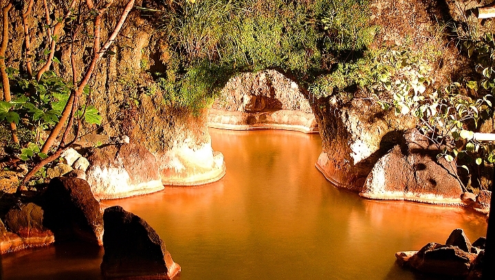 全長33ｍの大洞窟風呂と２種類の源泉を満喫