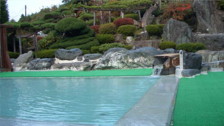 当館自慢の庭園露天風呂の広さは中ノ沢温泉随一。