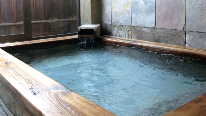 猿ヶ京温泉の湯を掛け流しの贅沢な湯量が自慢。24時間入浴でき、無料で貸切風呂としてご利用も可能。