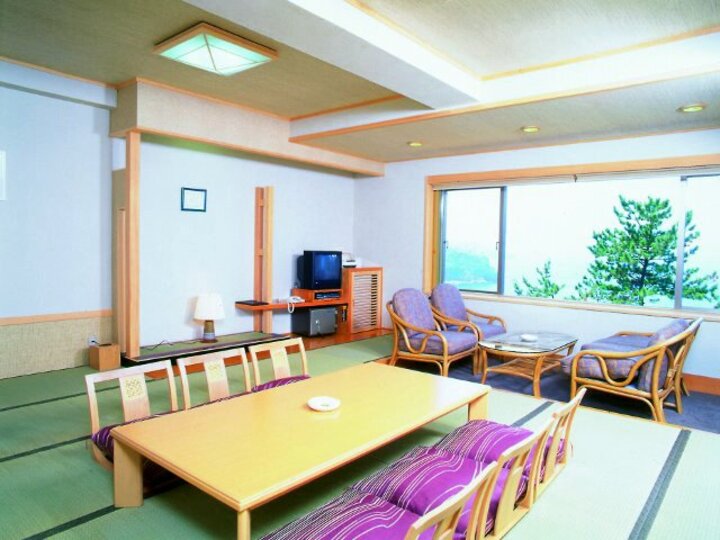喫煙可能 日本海が一望できる広々１２畳 【和 室】