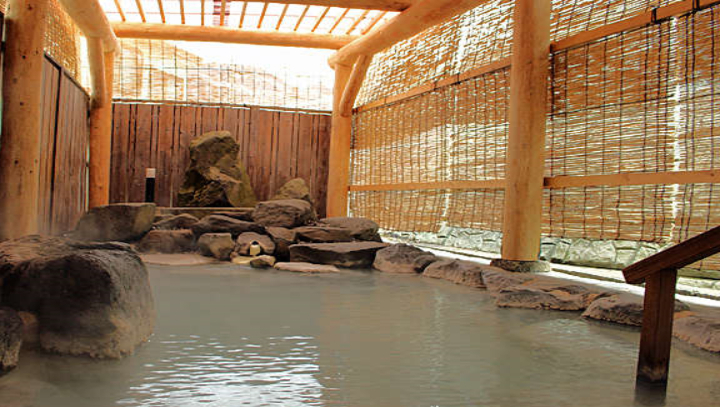 １００％天然温泉の掛け流しの露天風呂は２４時間入浴可能！