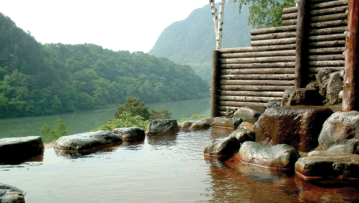 阿賀野川の水面と四季折々の風景を眺めて