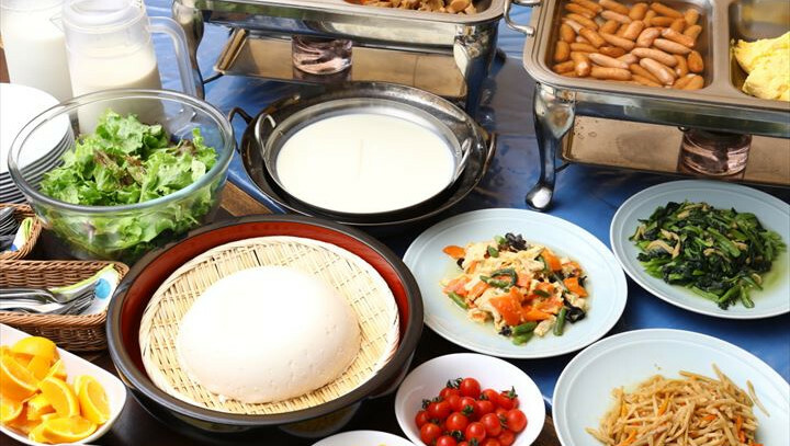 朝食バイキングでは手作り豆富が大人気！ごはん・パンをはじめ惣菜も和洋約30種取り揃えております。 