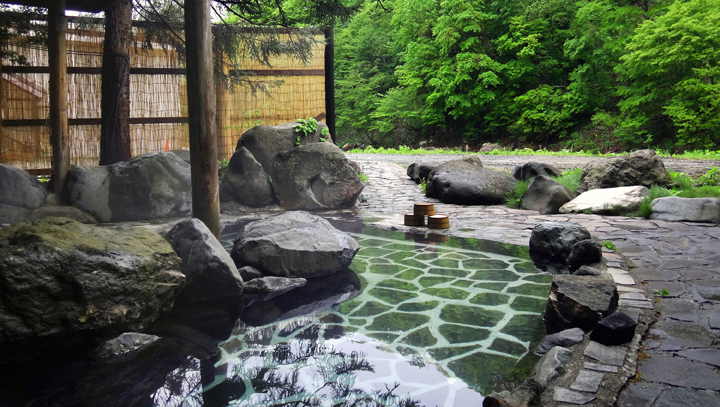 切明温泉、源泉かけ流し。内風呂からは中津川を望み、露天風呂からは夫婦岩を望めます。